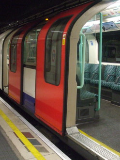 Waterloo_tube_station_Waterloo_&_City_line_Bank_train